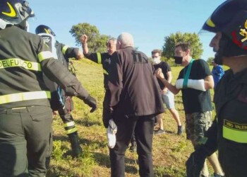 Cade in dirupo con parapendio, soccorso dai vigili del fuoco