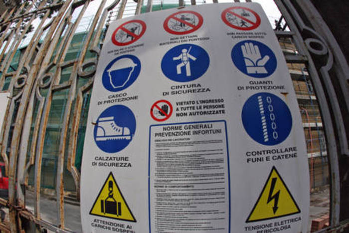 Cattolica, operaio travolto da crollo di un muro