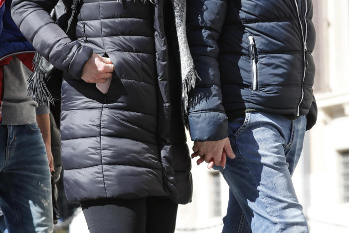 Coronavirus: 2 denunciati per bacio in strada