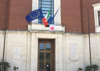 Croce Rossa consegna bandiera al Comune di Pescara