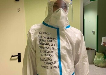 Dedica a figlia infermiere su tuta Covid