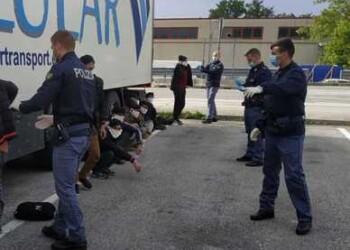 Fermati 10 migranti in tir al confine con la Slovenia