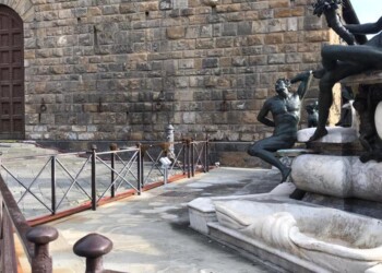 Firenze,sciame api sotto fontana Nettuno