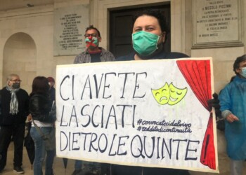 Flash mob artisti Bari, lasciati indietro
