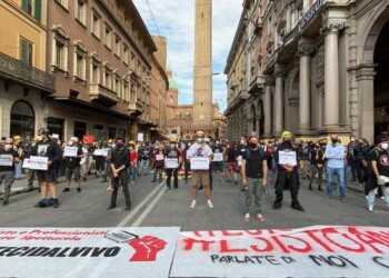 Flash mob di artisti a Bologna: ‘Serve ripartire’