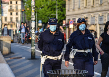 Folla in strada, sindaci chiedono aiuto