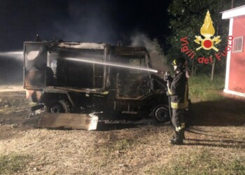 In fiamme autobotte servizio antincendio