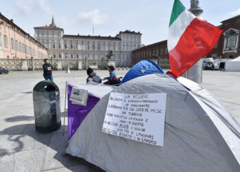 In tenda davanti alla Regione perchè senza stipendio