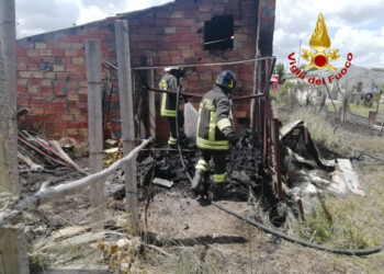 Incendio lambisce rimessa, Vigili del fuoco salvano 84enne e gattini