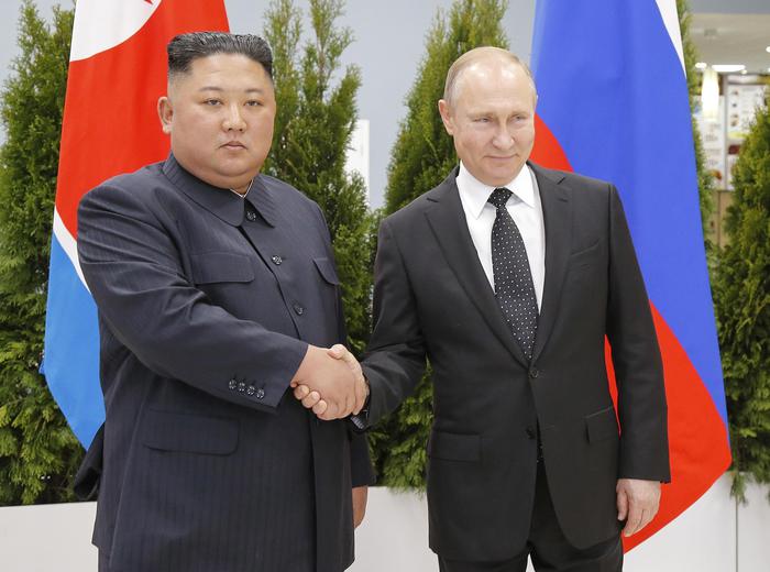 Kim Jong-un insignito medaglia da Putin