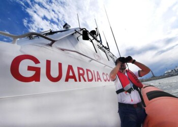 La barca affonda vicino agli scogli, salvati sue naufraghi