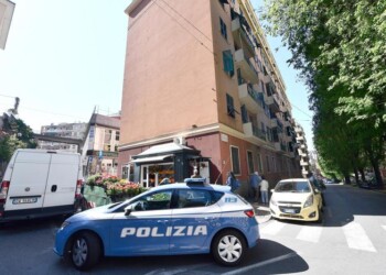 Lo accusa di molestare bimbi e lo assale con l’accetta
