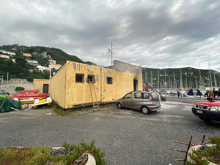 Marinaio accoltella due colleghi