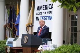 Mascherine a Casa Bianca, tranne a Trump