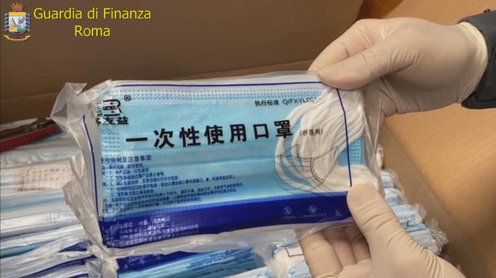 Mascherine non a norma, un denunciato
