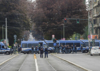 Maxi-rissa a Torino, 100 persone in corso Giulio Cesare