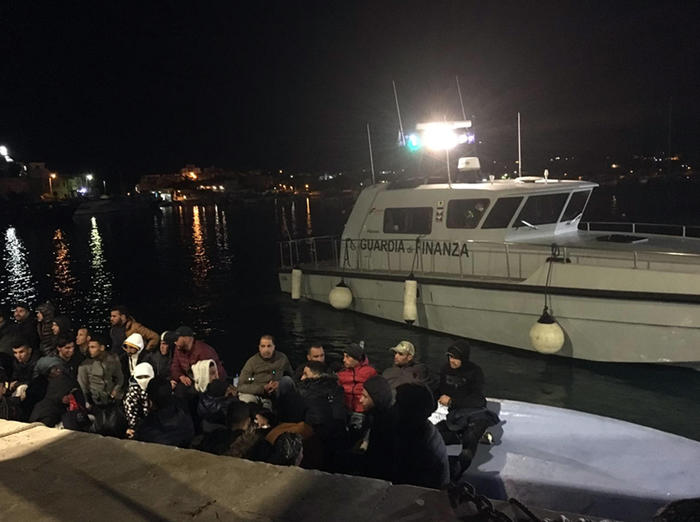 Migranti: altri due sbarchi a Lampedusa, in 136 sul molo