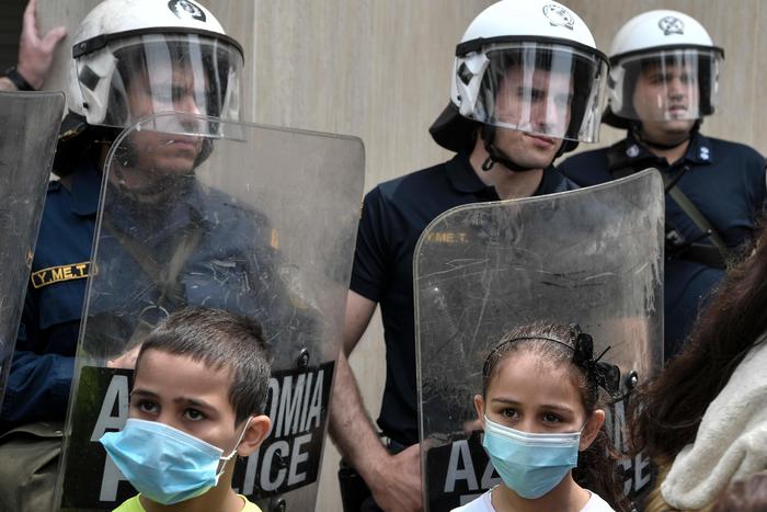 Migranti: Grecia, proteste contro campo