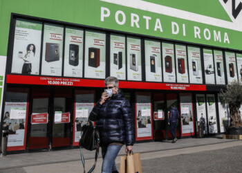 Negozi,dal 18/5 domenica stop alle 21.00
