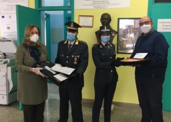 Notebook consegnati da Gdf a Cosenza