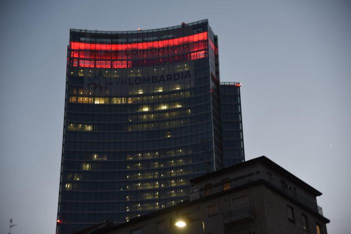 Palazzo Lombardia si illumina di rosso per ringraziare Cri