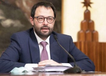 Patuanelli: le imprese che rispettano i protocolli non devono rispondere dei contagi. L’Inail conferma