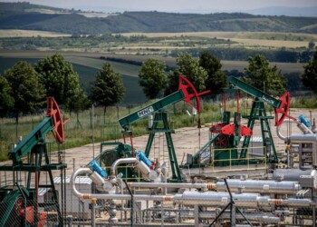 Petrolio: giù all’avvio, -7%a 18 dlr
