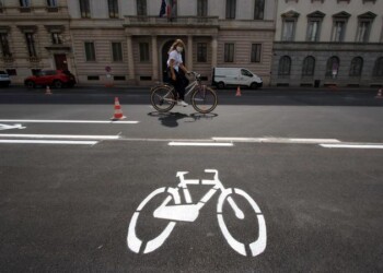 Pirata strada travolge ciclista, arrestato