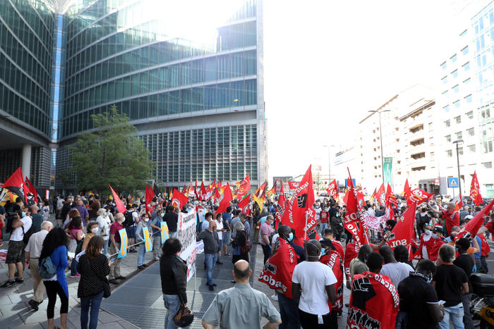 Protesta a Milano, c’è assembramento