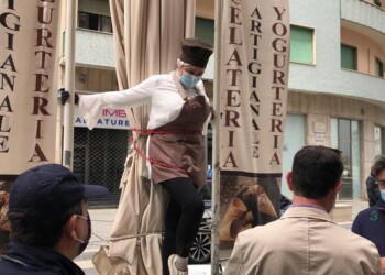Protesta titolare bar Cosenza,s’incatena
