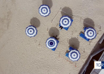 Puglia, ombrelloni a 3,4 mt e no spostamenti tra lidi