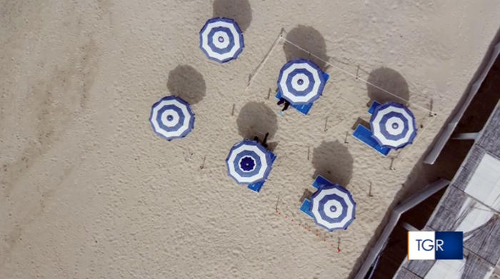 Puglia, ombrelloni a 3,4 mt e no spostamenti tra lidi