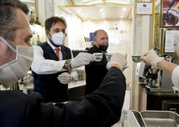 Riapre Gambrinus, brindisi con un caffè