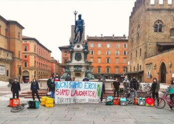 Riders protestano in piazza a Bologna