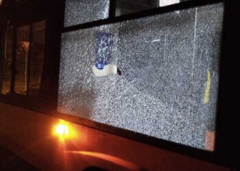 Sassi contro bus perché salta fermate