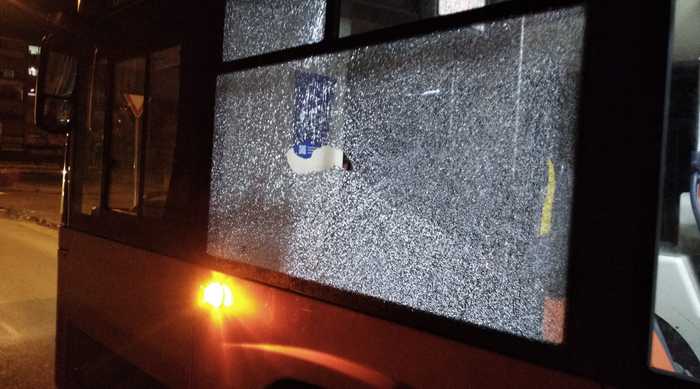 Sassi contro bus perché salta fermate