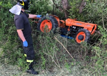 Si ribalta con il trattore, morto anziano nel Modenese