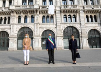 Strage Capaci: a Trieste lenzuolo bianco facciata Municipio