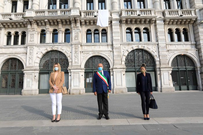 Strage Capaci: a Trieste lenzuolo bianco facciata Municipio