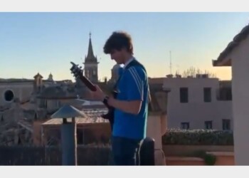 Suona Sally sui tetti di Roma. Vasco Rossi apprezza e lo ringrazia con un dono speciale