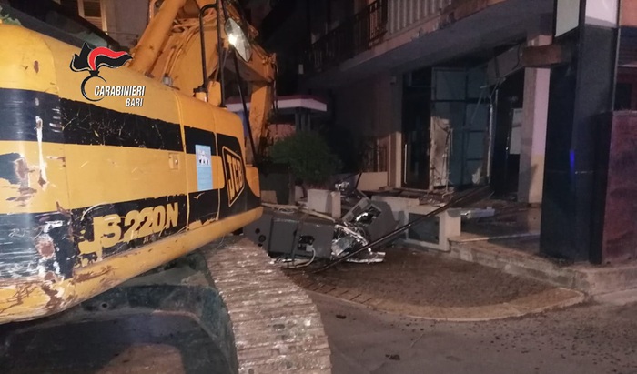 Tentano scardinare bancomat, arrivano Cc