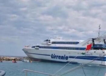 Traghetto Tirrenia finisce sugli scogli alle Tremiti
