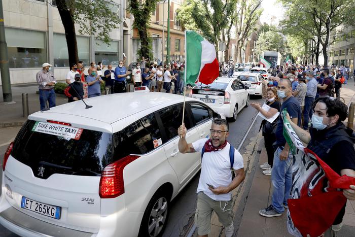 Ua Milano, chiusa porta in faccia a taxi