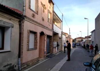 Uccide la moglie in casa a coltellate