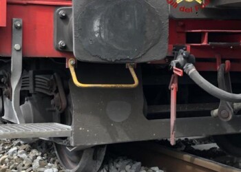 Vagone treno merci esce dai binari, nessun ferito