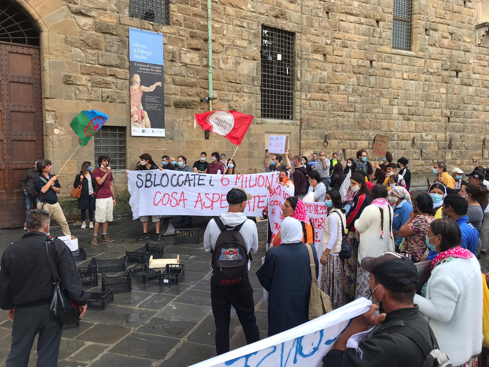 In cento sotto al Comune di Firenze per chiedere lo sblocco dei 6 milioni di sussidi, ma l’Assessore al sociale non vuole sapere di applicare la mozione del consiglio