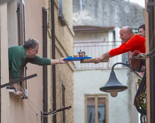I giorni della resilienza. Anche questa è l’Italia, condividere un sorriso insieme al nostro amato “caffè”
