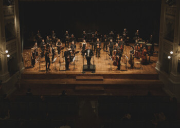 Un boato di applausi accolgono la FORM e il ritorno della musica dal vivo