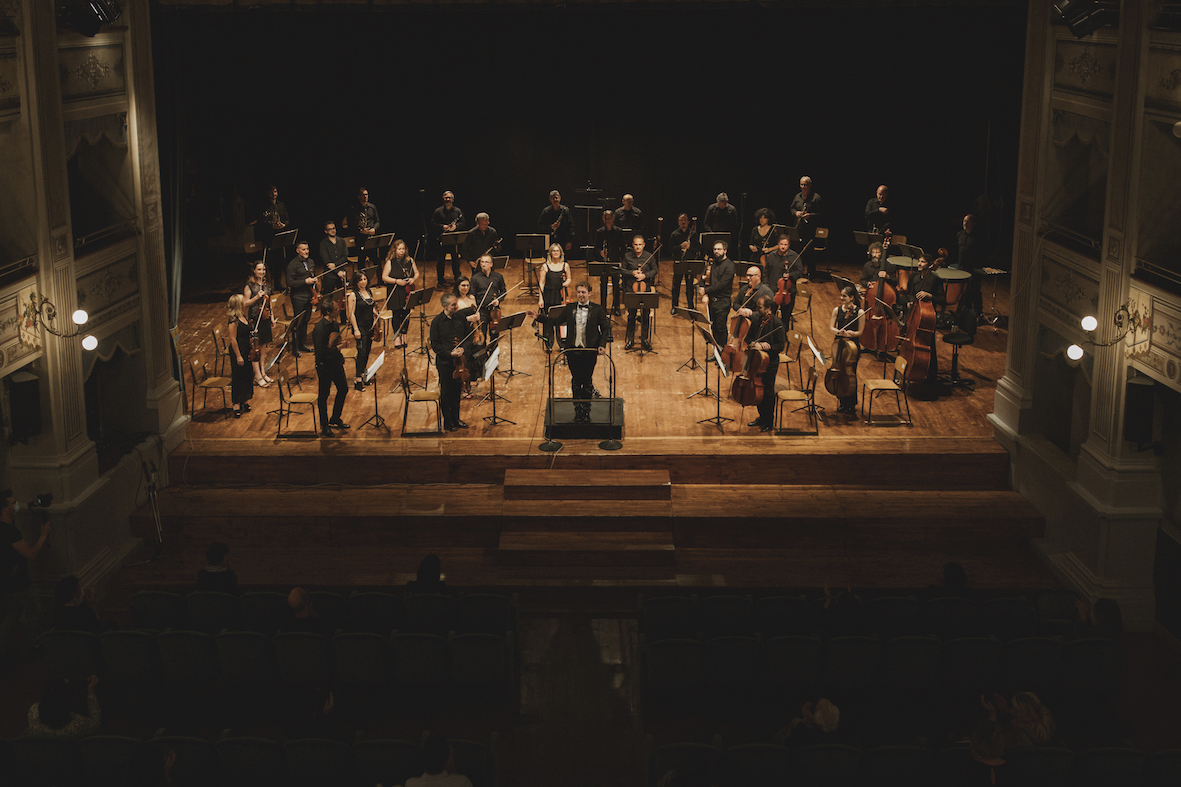 Un boato di applausi accolgono la FORM e il ritorno della musica dal vivo