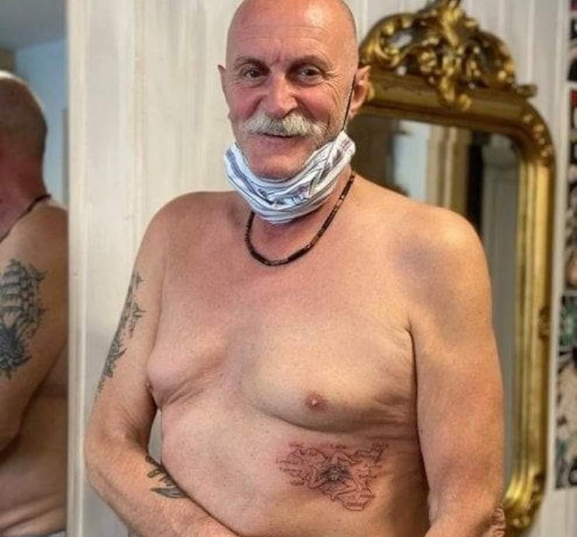 Coronavirus,Ettore curato a Palermo mantiene la promessa: si è tatuato la Sicilia